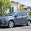 個人事業主が私用車のカーリース条件をタブレットで確認している様子