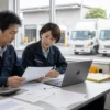 運送会社で燃料費と車両修理費の資金計画を確認する担当者