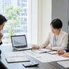 1億円の法人融資について返済計画を確認する経営者と財務担当者