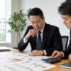 大口融資の返済計画を確認する法人経営者と財務担当者